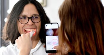 SOINS DENTAIRES CONNECTÉS EN SOINS INFIRMIERS : DE NOUVELLES VOIES POUR DES DÉFIS ANCIENS